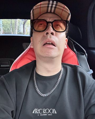 ▲無尊開車遇蟑螂爬脖子，令他超崩潰。（圖／翻攝自Facebook／無尊）