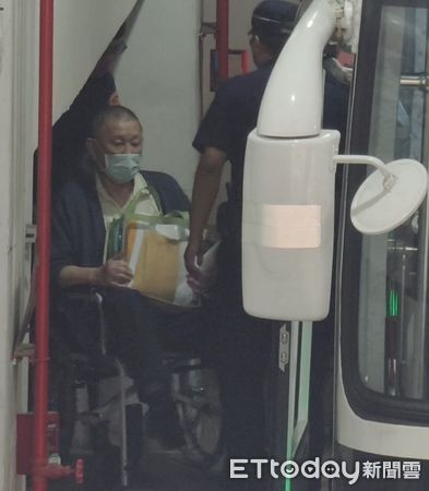 ▲▼威京集團主席沈慶京涉京華城案在押，今（15日）坐輪椅被押解到台北地院出庭。（圖／記者黃哲民攝）