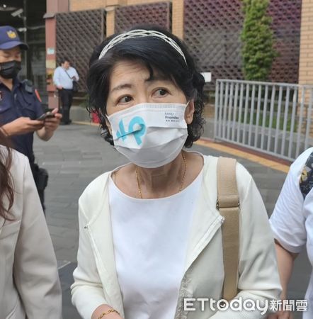 ▲▼柯文哲妻子陳佩琪今（15日）到台北地院，旁聽京華城案開庭，遠遠看著丈夫。（圖／記者黃哲民攝）