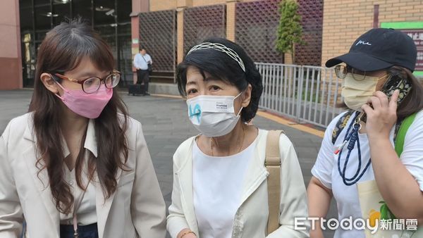 ▲▼柯文哲妻子陳佩琪今（15日）到台北地院，旁聽京華城案開庭，遠遠看著丈夫。（圖／記者黃哲民攝）