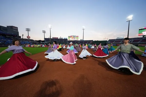 ▲▼   賽前「中華民國癌友新生命協會」180位癌友為全猿主場帶來「金是愛旋轉」，並由「世華婦女會 華星分會」Amy會長為今日比賽開出好球。          。（圖／樂天桃猿提供）