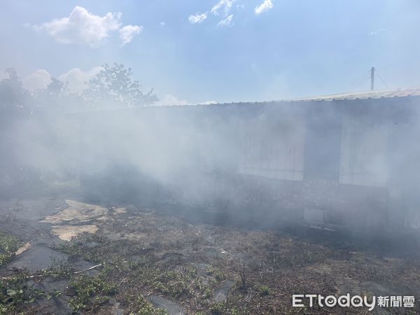 ▲台南後壁區烏樹林一處鐵皮建物15日下午傳出火警，燃燒金紙與雜物所幸無人傷亡。（記者林東良翻攝，下同）