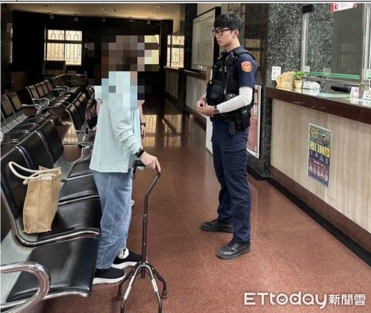 ▲善化警分局巡佐蘇慶源、警員王冠智即時攔阻欲提領77萬7777元的陳姓婦人，戳破假神壇詐騙話術，成功保住民眾鉅款。（圖／記者林東良翻攝，下同）