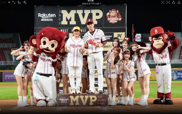 ▲▼ 樂天桃猿林立            。（圖／樂天桃猿提供）