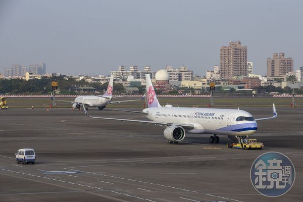 今年銀行將刷卡繳稅好康多提供給高資產族，繳稅2000萬能換2張商務艙機票。（本刊資料照）