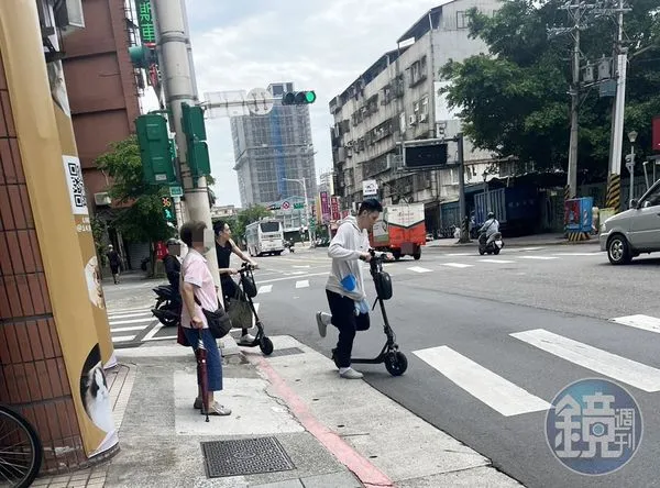 獨家有片／咻咻滑過去！林書豪、林書緯闖紅燈　路人過馬路嚇到側目