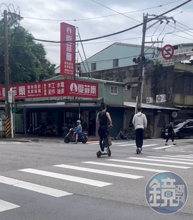 獨家有片／咻咻滑過去！林書豪、林書緯闖紅燈　路人過馬路嚇到側目