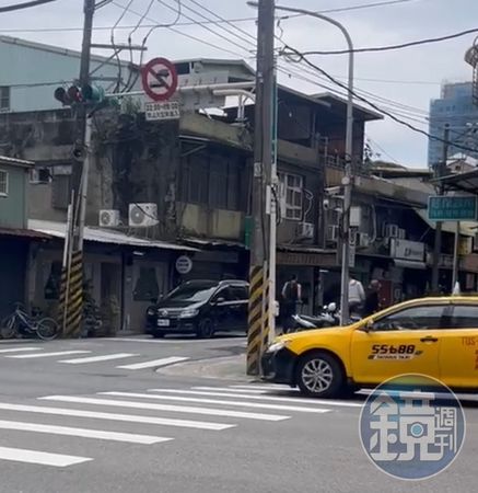 獨家有片／咻咻滑過去！林書豪、林書緯闖紅燈　路人過馬路嚇到側目