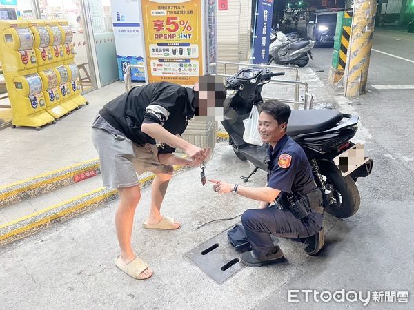 ▲里港警分局員警協助呂男鈎到鑰匙             。（圖／記者陳崑福翻攝）