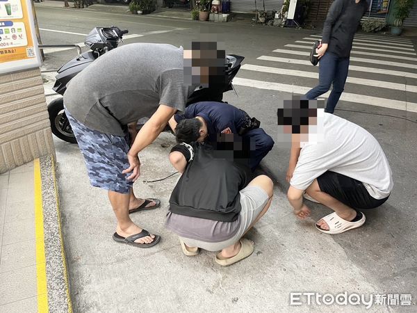 ▲里港警分局員警協助呂男鈎到鑰匙             。（圖／記者陳崑福翻攝）