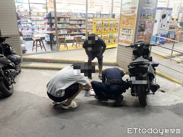 ▲里港警分局員警協助呂男鈎到鑰匙             。（圖／記者陳崑福翻攝）
