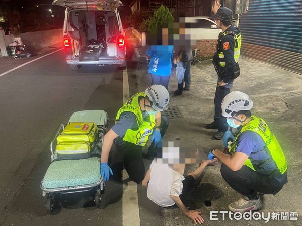 ▲東港警分局員警協助路倒宋姓阿嬤            。（圖／記者陳崑福翻攝）