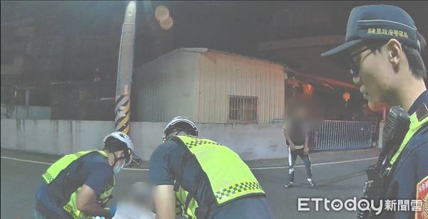 ▲東港警分局員警協助路倒宋姓阿嬤            。（圖／記者陳崑福翻攝）