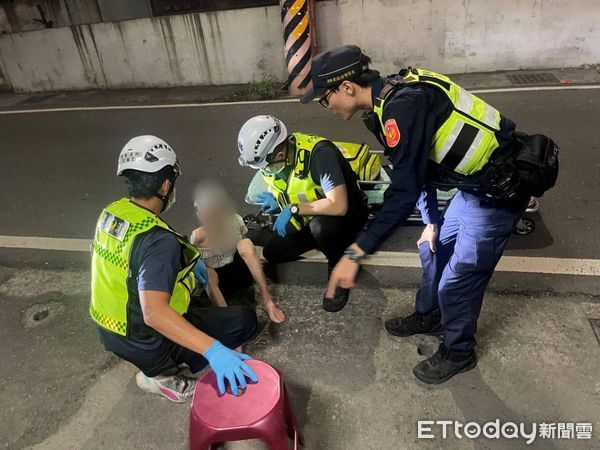 ▲東港警分局員警協助路倒宋姓阿嬤            。（圖／記者陳崑福翻攝）
