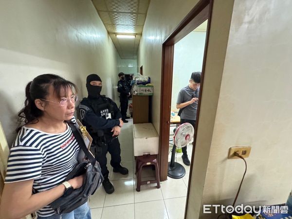 ▲台南歸仁分局凌晨突襲關廟區某職業賭場，荷槍實彈破門攻堅，現場查獲32人賭博。（記者林東良翻攝，下同）