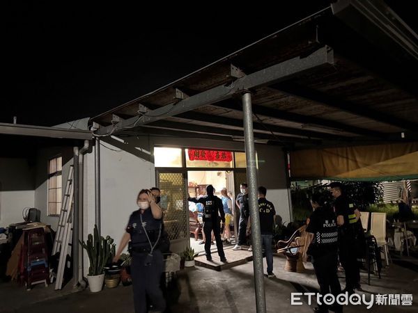 ▲台南歸仁分局凌晨突襲關廟區某職業賭場，荷槍實彈破門攻堅，現場查獲32人賭博。（記者林東良翻攝，下同）