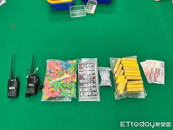 ▲台南歸仁分局凌晨突襲關廟區某職業賭場，荷槍實彈破門攻堅，現場查獲32人賭博。（記者林東良翻攝，下同）