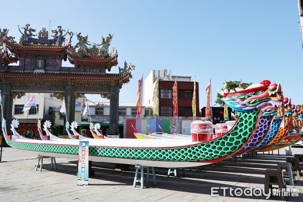 ▲2025台南國際龍舟錦標賽點睛儀式於安平開台天後宮登場，市長黃偉哲擔任主祭官為龍舟點睛開光，祈求競賽平安順利。（記者林東良翻攝，下同）