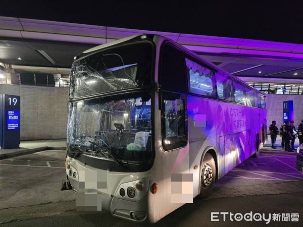 ▲▼  國光客運一輛巴士今日（16日）凌晨1時許在桃園機場發生自撞事故           。（圖／記者沈繼昌翻攝）