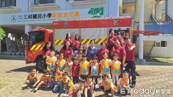 ▲台南市消防局鹽行分隊的消防貓「妙妙」身穿Q版消防衣現身校園宣導防災，小朋友搶著互動學知識，氣氛熱烈溫馨。（記者林東良翻攝，下同）