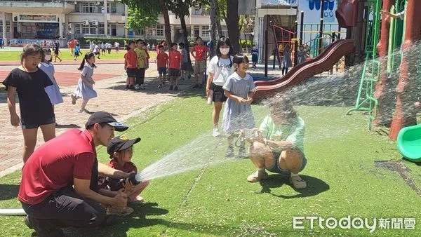 ▲台南市消防局鹽行分隊的消防貓「妙妙」身穿Q版消防衣現身校園宣導防災，小朋友搶著互動學知識，氣氛熱烈溫馨。（記者林東良翻攝，下同）