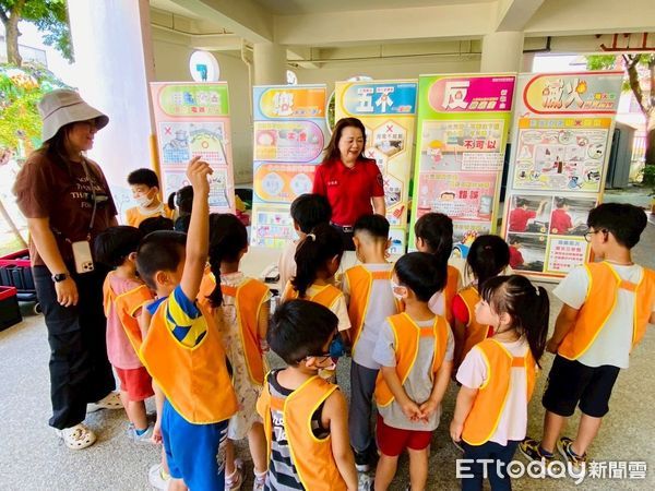 ▲台南市消防局鹽行分隊的消防貓「妙妙」身穿Q版消防衣現身校園宣導防災，小朋友搶著互動學知識，氣氛熱烈溫馨。（記者林東良翻攝，下同）