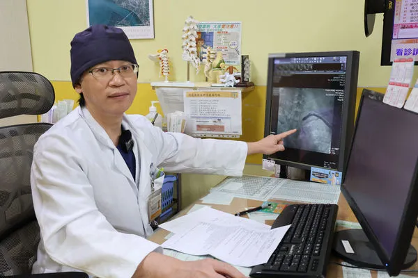 ▲▼員榮醫療體系員榮醫院心臟外科賴金湖主任解說「鎖骨下動脈竊血症候群」原因及治療方式。（圖／員榮醫院提供）