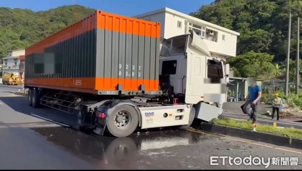 ▲謝姓男子開著營業曳引車，在台2線濱海公路北上路段時，疑似因疲勞駕駛忽然自撞分隔島。（圖／記者游芳男翻攝）