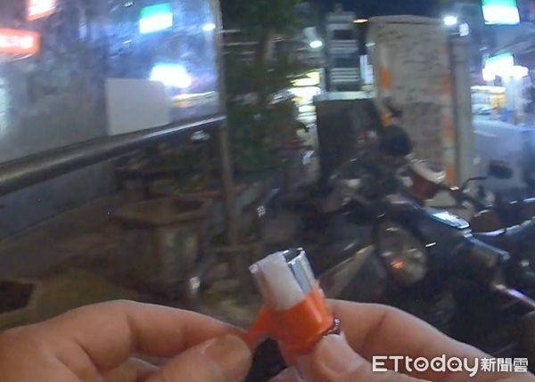 ▲員警上前盤查，發現其攜帶之芳香劑瓶蓋有異狀，經檢視藏有毒品。（圖／桃園警分局提供）