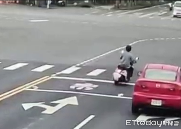 ▲曾姓男子遮掩機車車牌企圖躲避追緝。（圖／記者高堂堯翻攝）