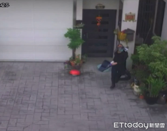 ▲曾姓男子闖入民宅犯下竊盜案後翻牆逃離現場。（圖／記者高堂堯翻攝，下同）