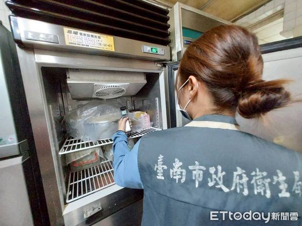 ▲台南市衛生局針對網路反映衛生問題的水煎包店進行稽查，查獲冷藏設備未達規定溫度、從業人員無健檢證明等缺失，已責令限期改善。（記者林東良翻攝，下同）