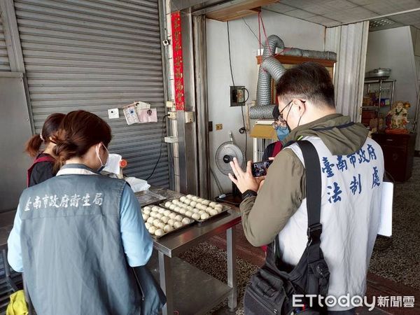▲台南市衛生局針對網路反映衛生問題的水煎包店進行稽查，查獲冷藏設備未達規定溫度、從業人員無健檢證明等缺失，已責令限期改善。（記者林東良翻攝，下同）
