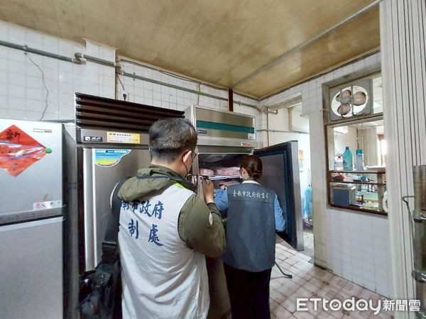 ▲台南市衛生局針對網路反映衛生問題的水煎包店進行稽查，查獲冷藏設備未達規定溫度、從業人員無健檢證明等缺失，已責令限期改善。（記者林東良翻攝，下同）