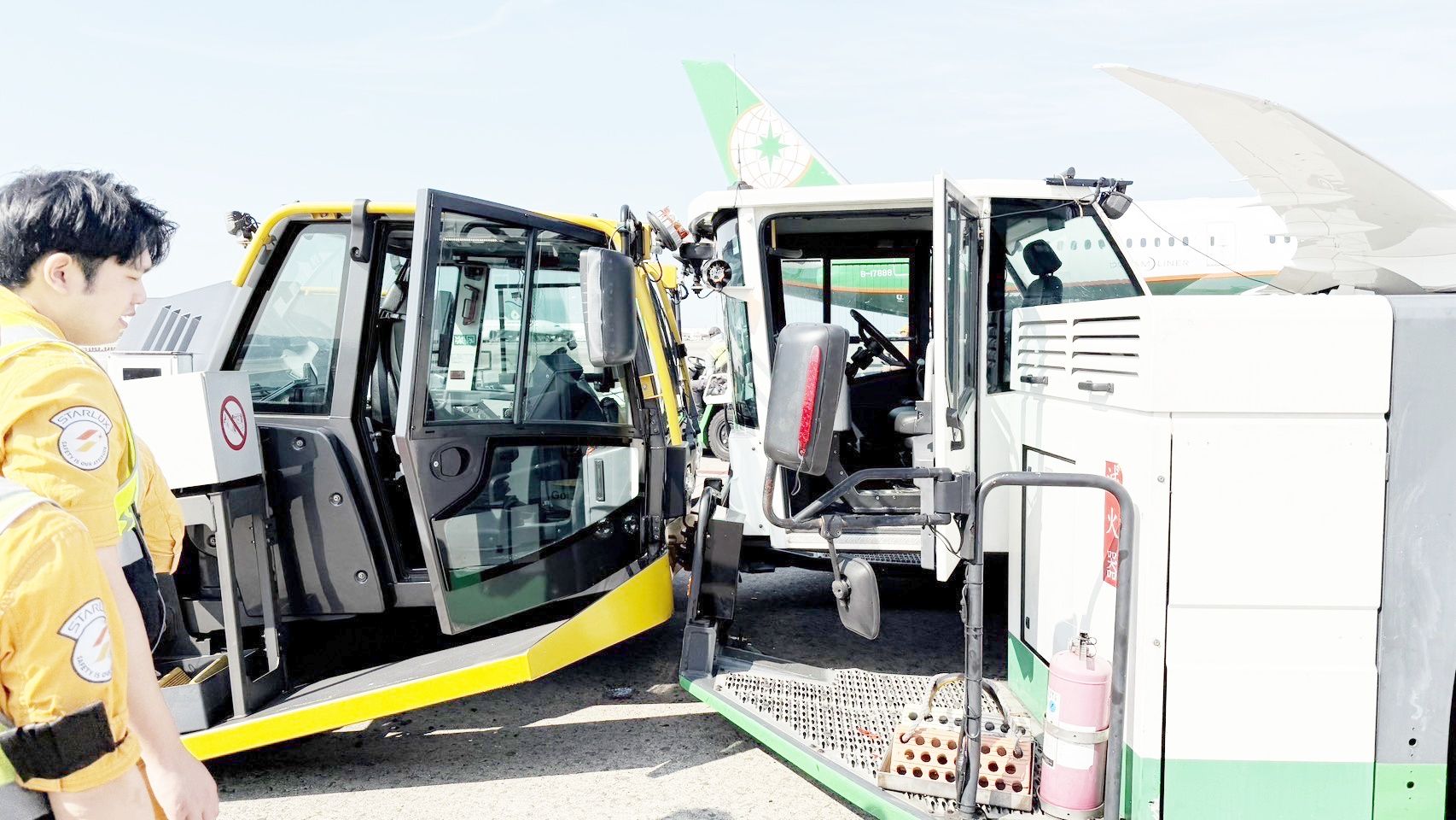 ▲桃園機場停機坪今天上午8時許發生星宇航空地勤拖車不慎碰撞長榮拖車事故，所幸未釀成人員受傷。（圖／桃機公司提供）