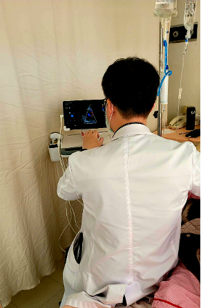 ▲▼曾致學醫師使用臨床重點式超音波（POCUS）於病床旁檢查。（圖／台北榮總提供）