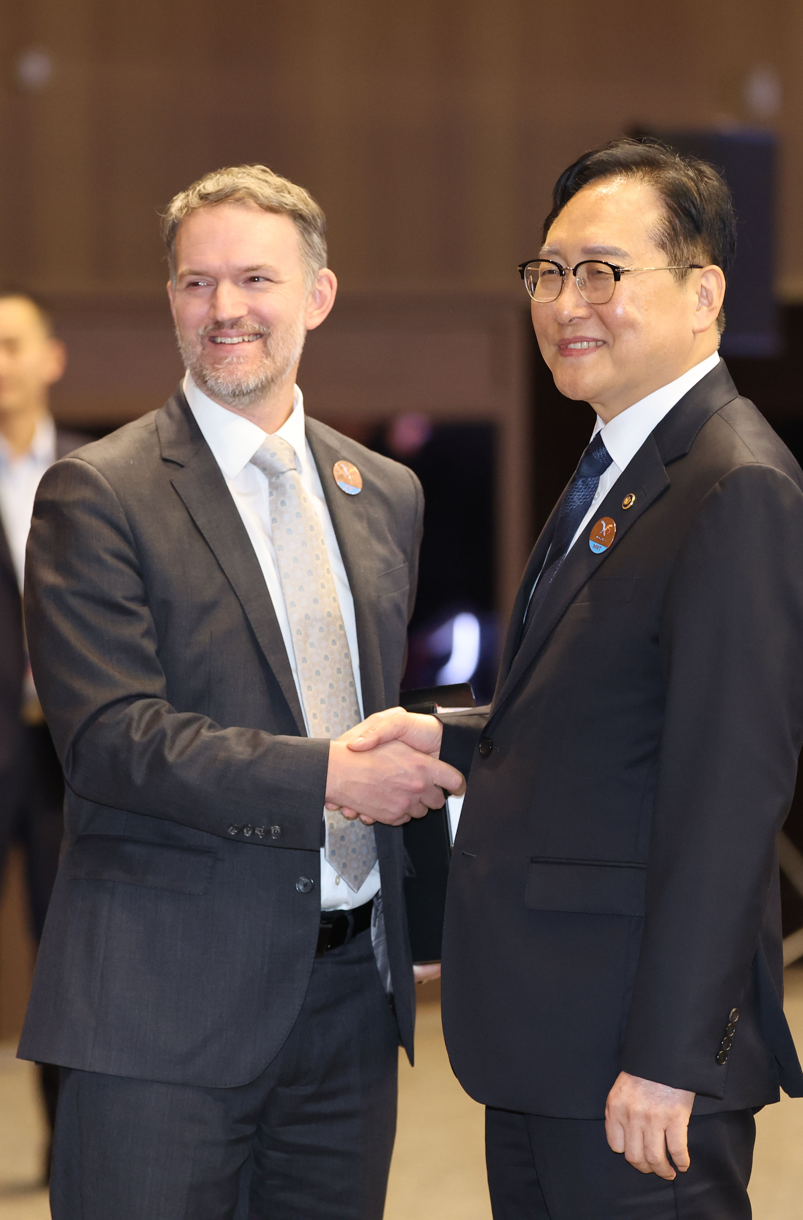 ▲▼美國貿易代表葛里爾15日在濟州國際會議中心和鄭仁教握手問候。（圖／達志影像／newscom）