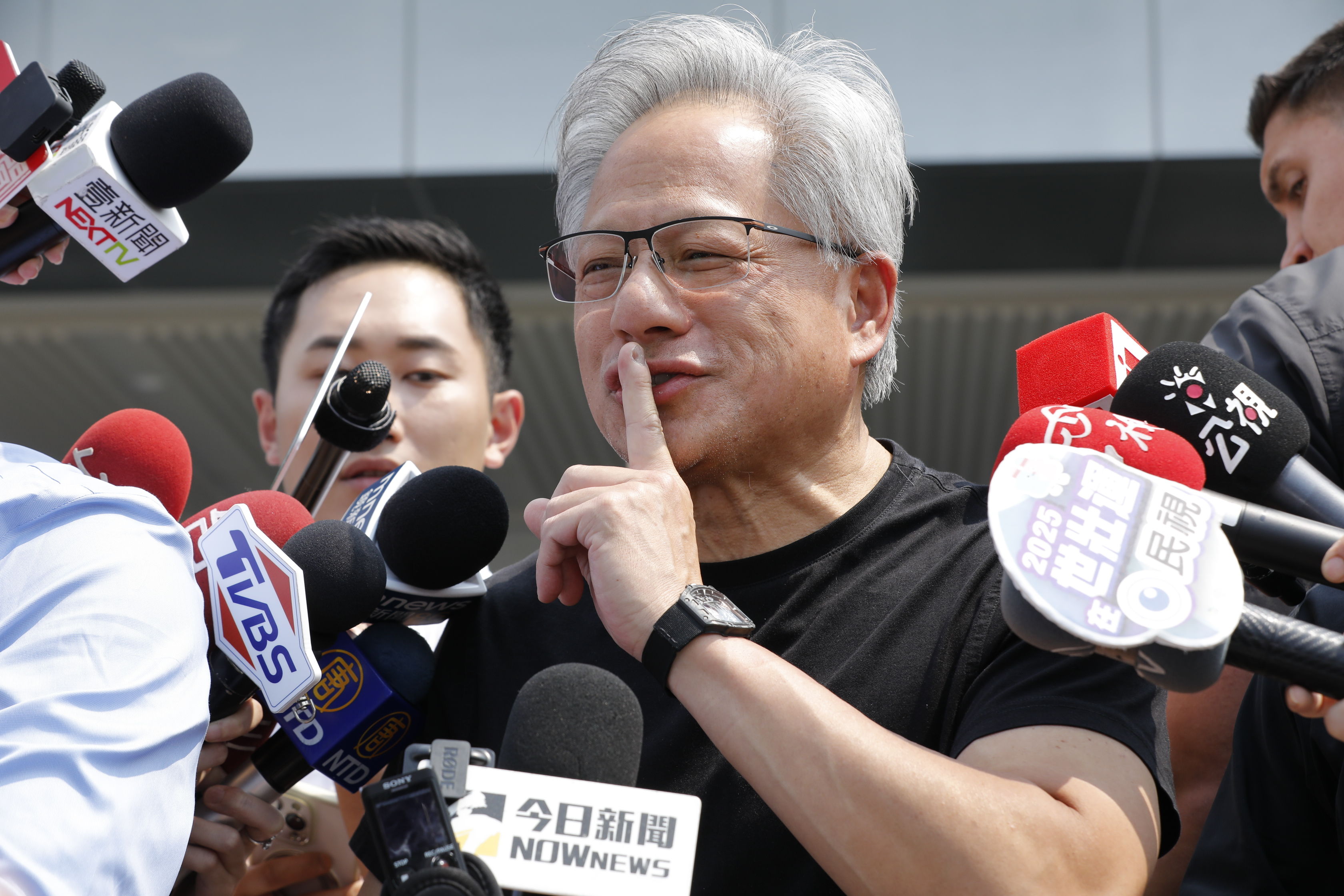 ▲▼AI教父輝達創辦人黃仁勳16日午間搭乘私人專機降落松山機場，力積電董事長黃崇仁接機。（圖／記者湯興漢攝）