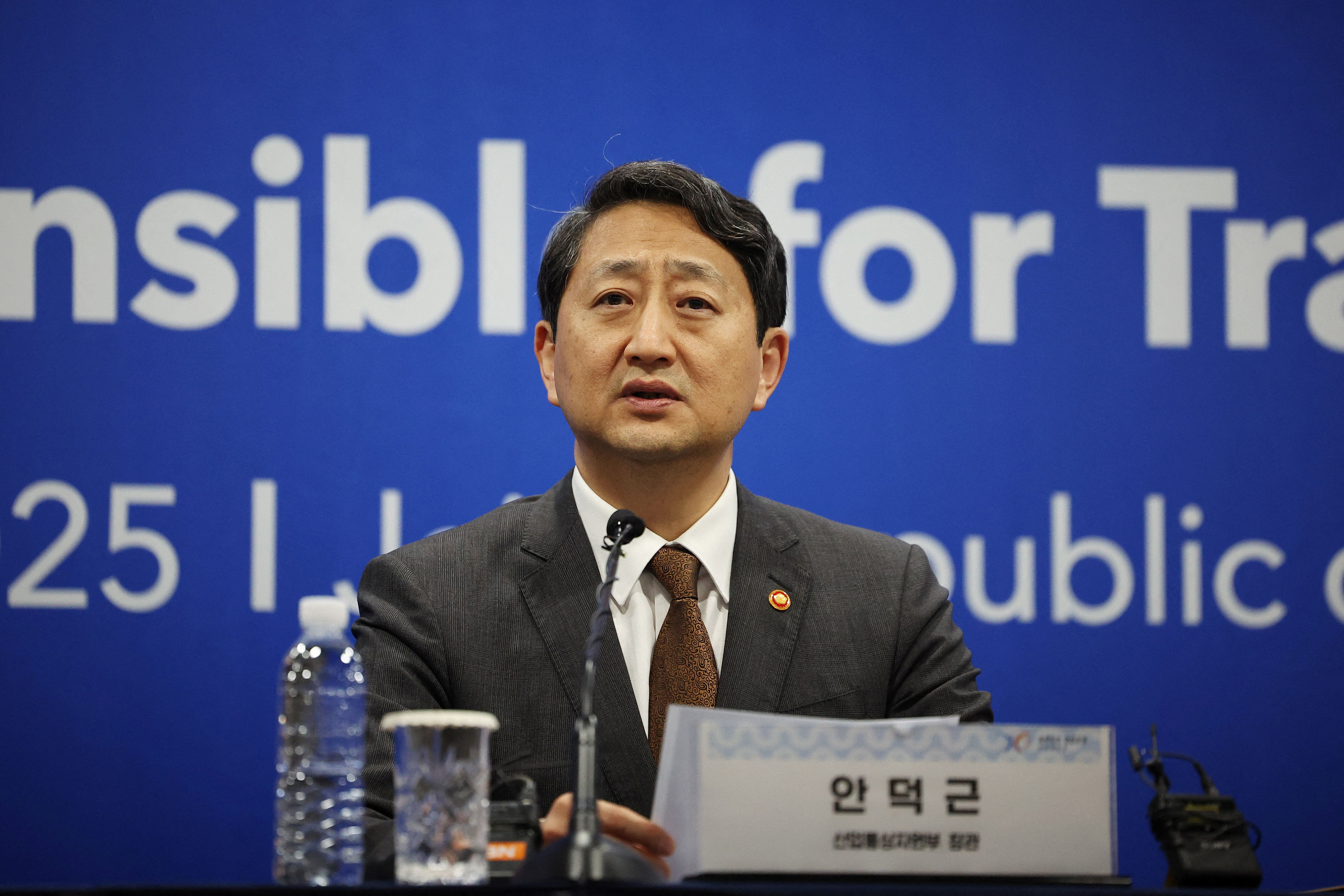 ▲▼南韓產業通商資源部長安德根出席APEC在濟州國際會議中心的記者會。（圖／路透）