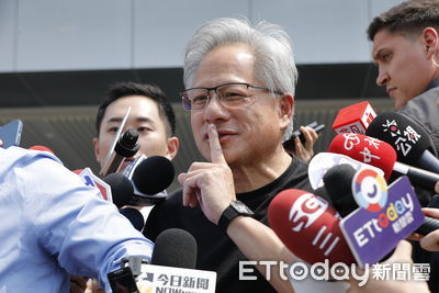 黃仁勳戴4千萬名錶抵台!他好奇「是炫富?」全場笑了
