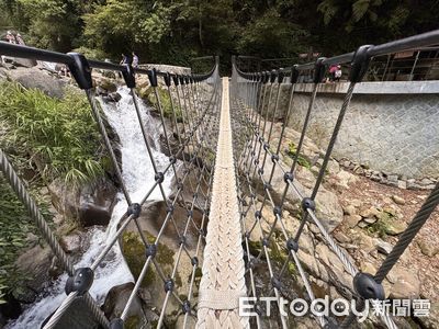 陽明山最新「草山觀瀑吊橋」搭車就到