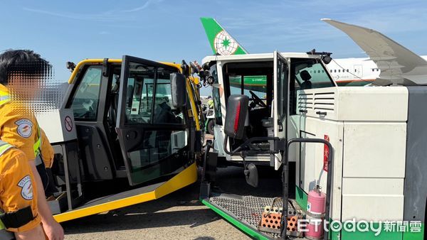 ▲▼長榮航空與星宇航空地勤作業車對撞。（圖／讀者提供）馬賽克版
