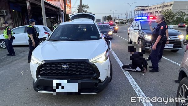 ▲▼男子不滿前任男友一直勾勾纏，2人街道追逐2公里後，下車互毆還砸破前擋玻璃。（圖／民眾提供，下同）