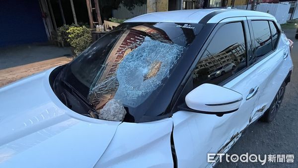 ▲▼男子不滿前任男友一直勾勾纏，2人街道追逐2公里後，下車互毆還砸破前擋玻璃。（圖／民眾提供，下同）