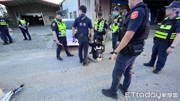 ▲▼男子不滿前任男友一直勾勾纏，2人街道追逐2公里後，下車互毆還砸破前擋玻璃。（圖／民眾提供，下同）