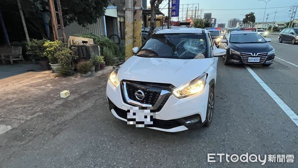 ▲▼男子不滿前任男友一直勾勾纏，2人街道追逐2公里後，下車互毆還砸破前擋玻璃。（圖／民眾提供，下同）