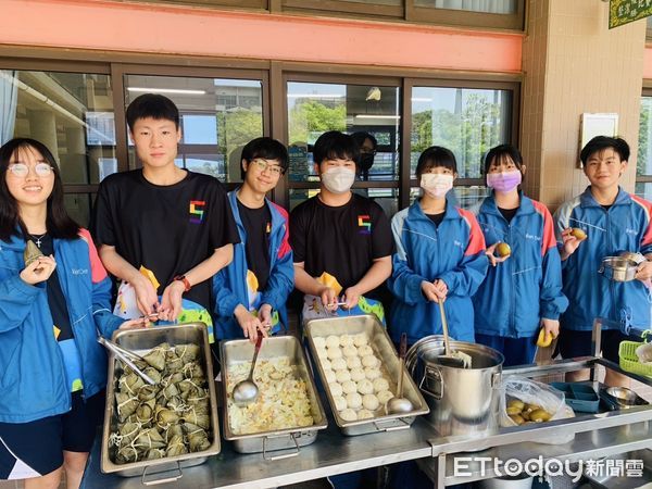 ▲台南各國中為會考學生設計創意午餐主選單，結合諧音祝福與營養食材，為考生打氣加油。（記者林東良翻攝，下同）