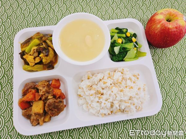 ▲台南各國中為會考學生設計創意午餐主選單，結合諧音祝福與營養食材，為考生打氣加油。（記者林東良翻攝，下同）