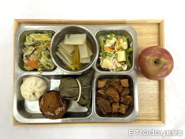 ▲台南各國中為會考學生設計創意午餐主選單，結合諧音祝福與營養食材，為考生打氣加油。（記者林東良翻攝，下同）