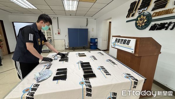 ▲刑事局南打查扣的現金以及犯罪用手機             。（圖／記者吳奕靖翻攝）